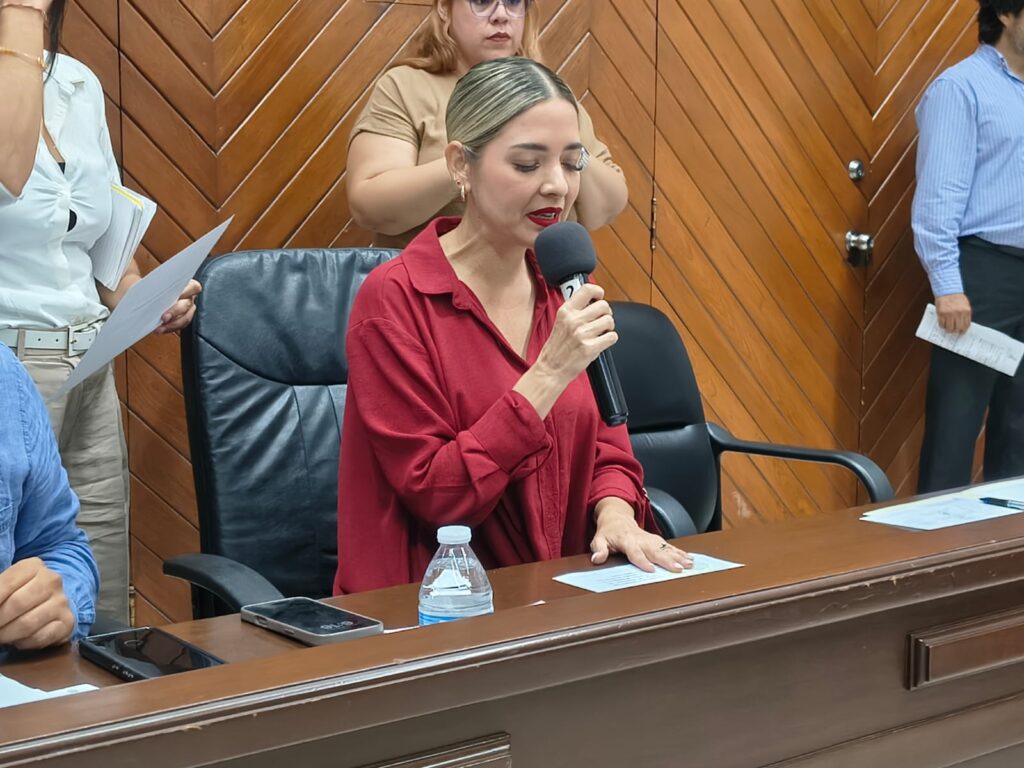 Minerva Osuna Zavala rinde protesta como alcaldesa provisional de Mazatlán, Sinaloa