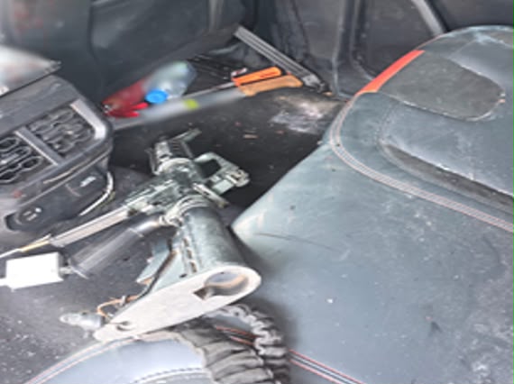 En camioneta con calcas de Pemex, armas y fentanilo, así detuvieron al ‘Güero Pink’ y a exjefe policiaco en Escuinapa, Sinaloa