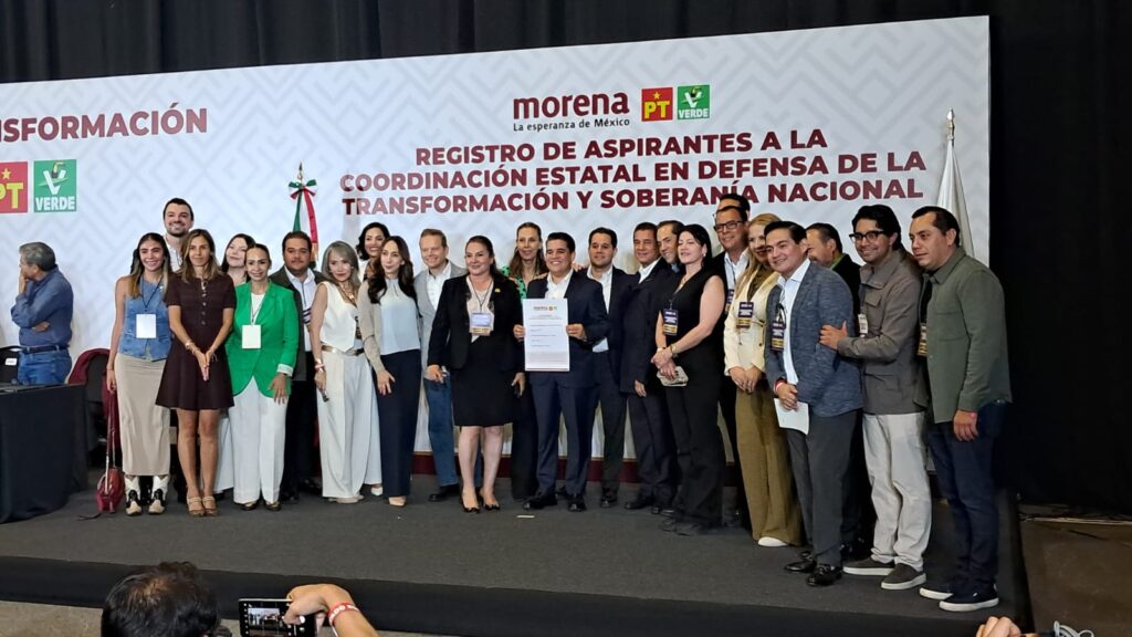 ¡Con todo y banda sinaloense! Ricardo Madrid se registra por la coordinación de defensa de la 4T en Sinaloa