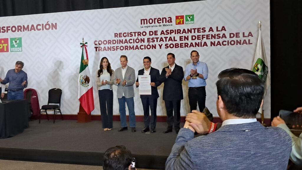 ¡Con todo y banda sinaloense! Ricardo Madrid se registra por la coordinación de defensa de la 4T en Sinaloa