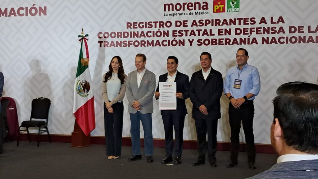 ¡Con todo y banda sinaloense! Ricardo Madrid se registra por la coordinación de defensa de la 4T en Sinaloa