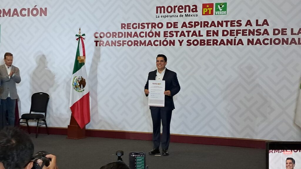 ¡Con todo y banda sinaloense! Ricardo Madrid se registra por la coordinación de defensa de la 4T en Sinaloa