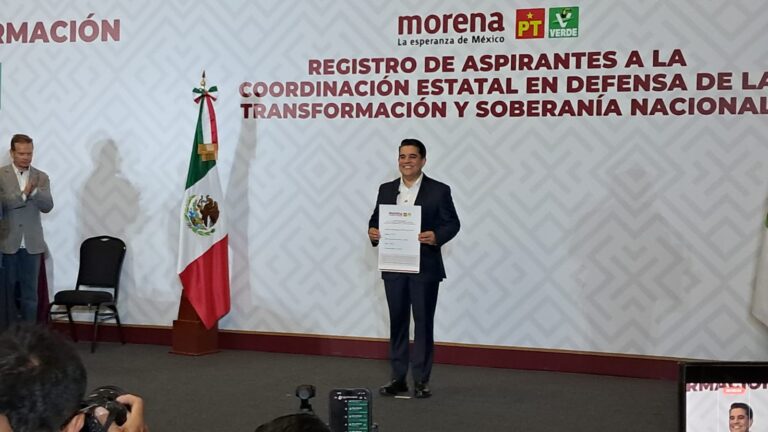 ¡Con todo y banda sinaloense! Ricardo Madrid se registra por la coordinación de defensa de la 4T en Sinaloa