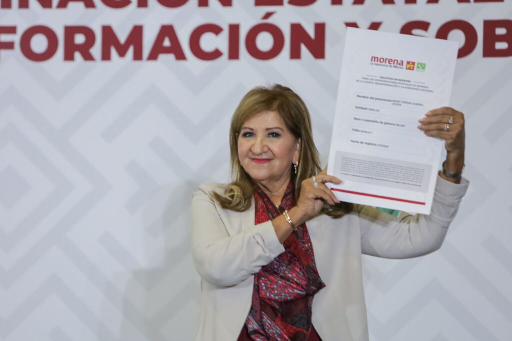 Con porras y vestida de guinda, Tere Guerra se registra en el proceso interno de Morena