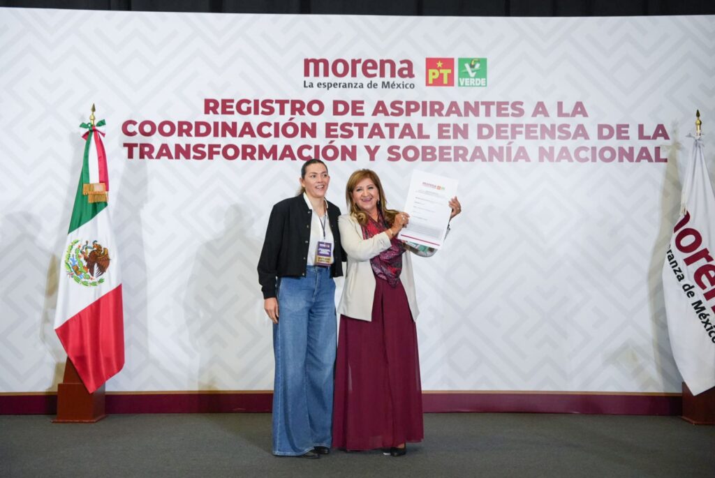 Con porras y vestida de guinda, Tere Guerra se registra en el proceso interno de Morena