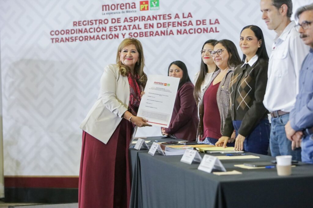Con porras y vestida de guinda, Tere Guerra se registra en el proceso interno de Morena
