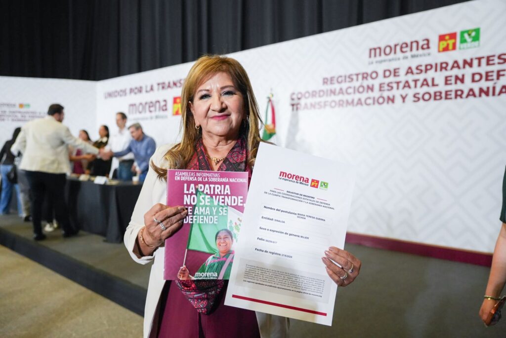 Con porras y vestida de guinda, Tere Guerra se registra en el proceso interno de Morena