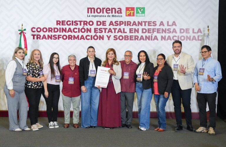 Con porras y vestida de guinda, Tere Guerra se registra en el proceso interno de Morena