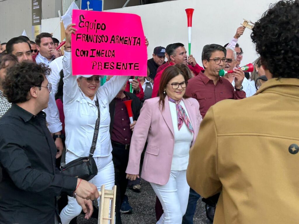 ¡Fue la primera! Imelda Castro llega con porra y se registra primero en el proceso interno de Morena
