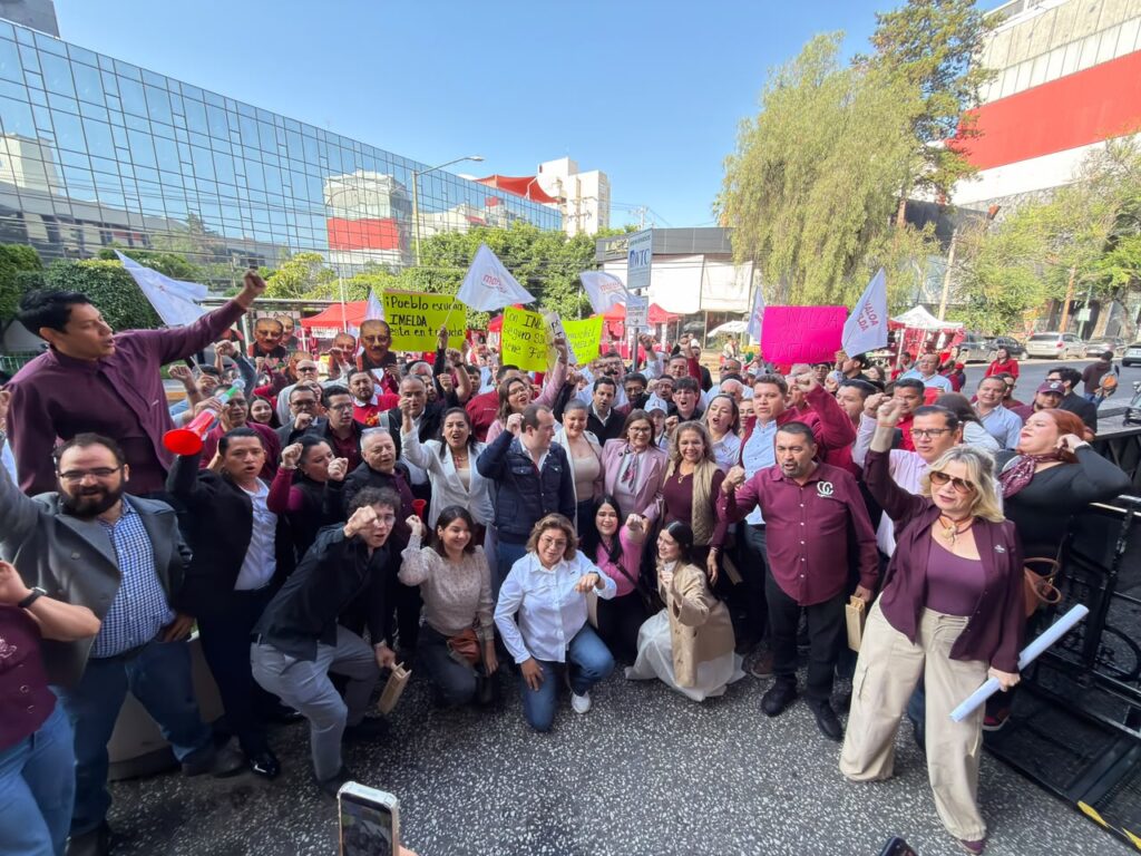 ¡Fue la primera! Imelda Castro llega con porra y se registra primero en el proceso interno de Morena