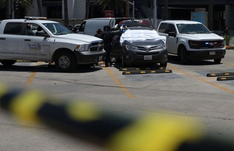 Hallan cadáver dentro de un Toyota RAV4 abandonado cerca del deportivo donde entrena la selección de Irán, en Tijuana Hallan cadáver dentro de un Toyota RAV4 abandonado cerca del deportivo donde entrena la selección de Irán, en Tijuana