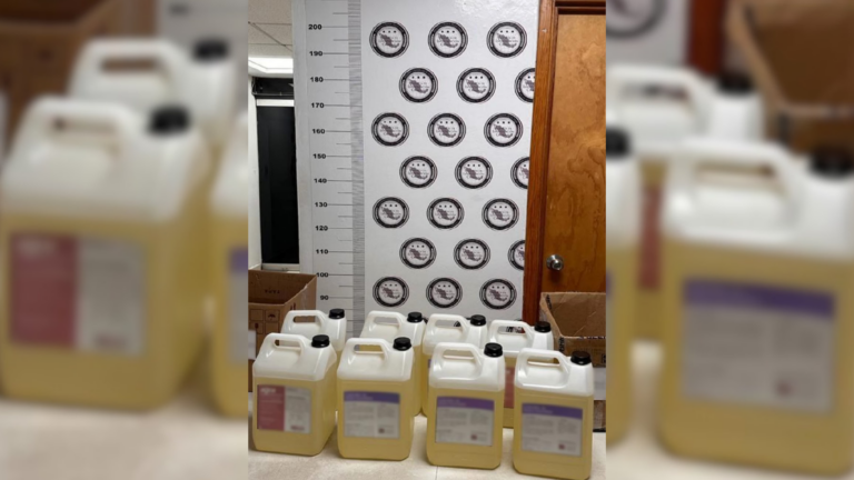 Aseguran 40 litros de metanfetamina en empresa de paquetería de Los Mochis, Sinaloa Aseguran 40 litros de metanfetamina en empresa de paquetería de Los Mochis, Sinaloa