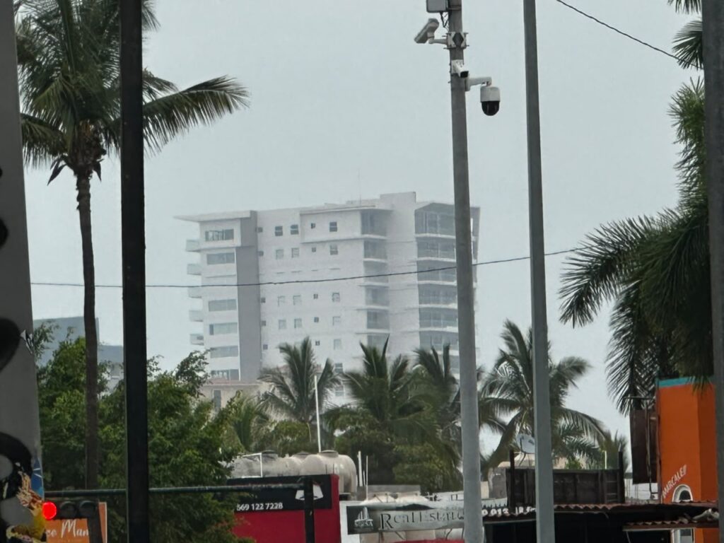¡No es neblina! Humo del incendio en el basurón cubre Mazatlán, Sinaloa y el olor a quemado llega hasta la Zona Dorada