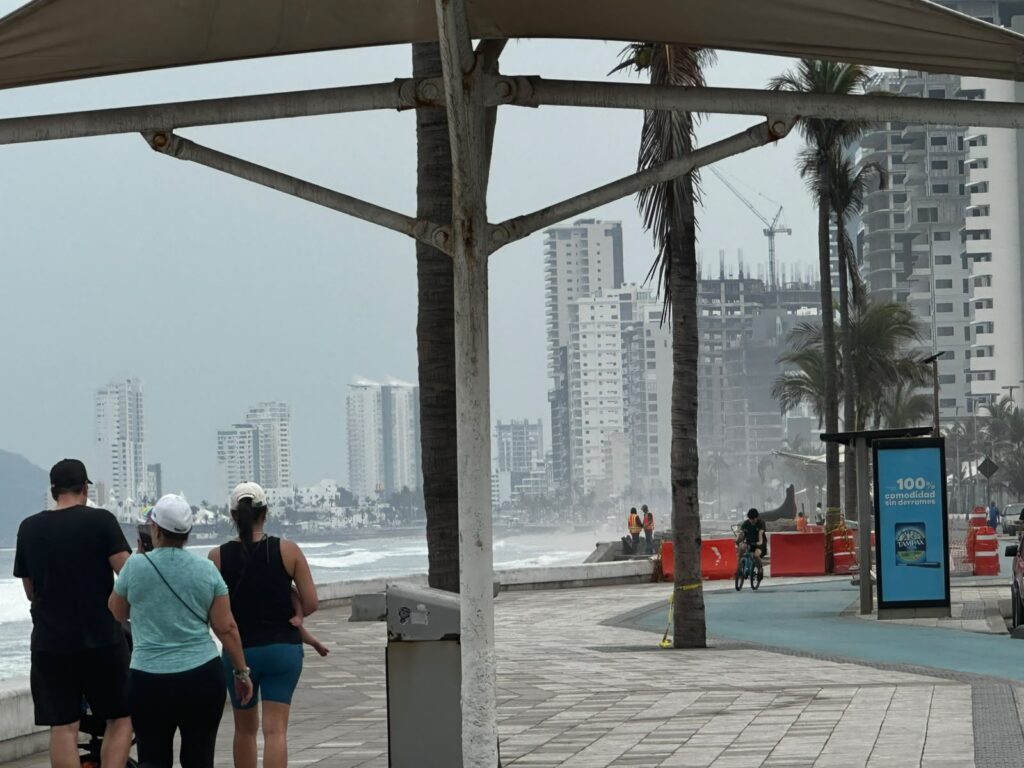 ¡No es neblina! Humo del incendio en el basurón cubre Mazatlán, Sinaloa y el olor a quemado llega hasta la Zona Dorada