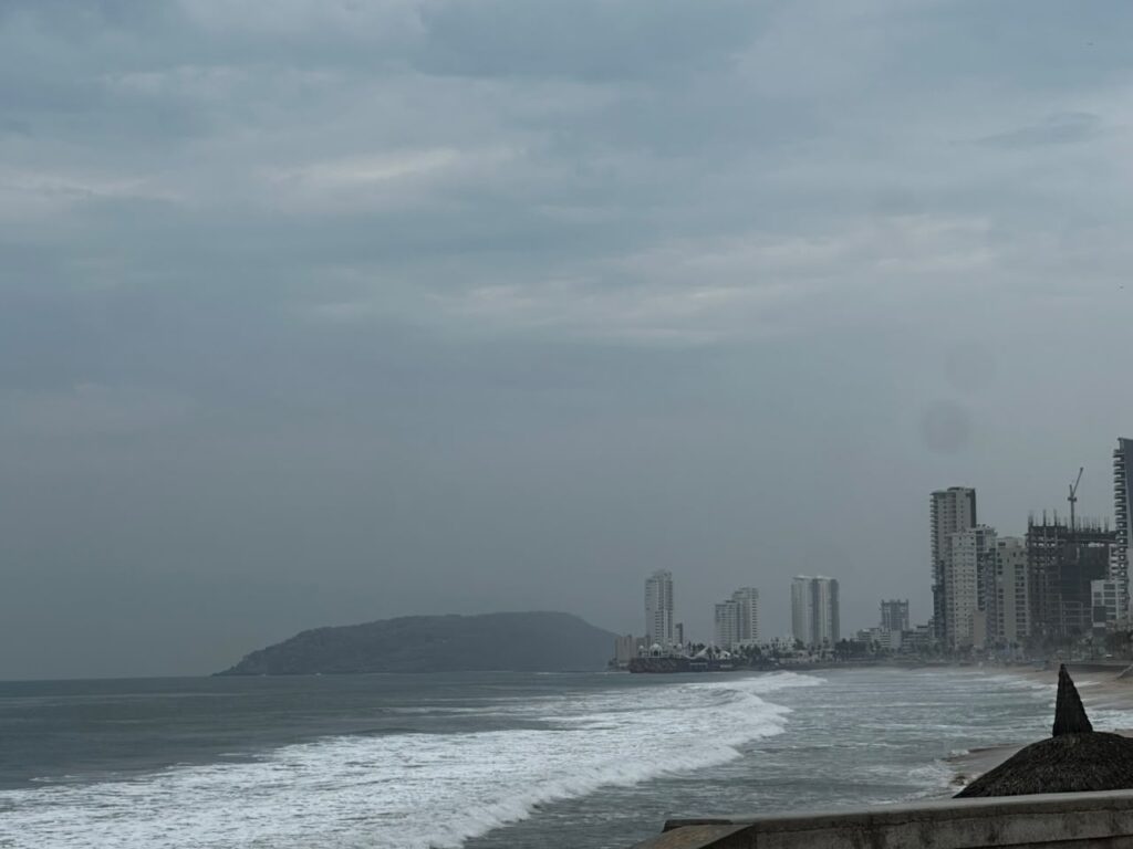 ¡No es neblina! Humo del incendio en el basurón cubre Mazatlán, Sinaloa y el olor a quemado llega hasta la Zona Dorada