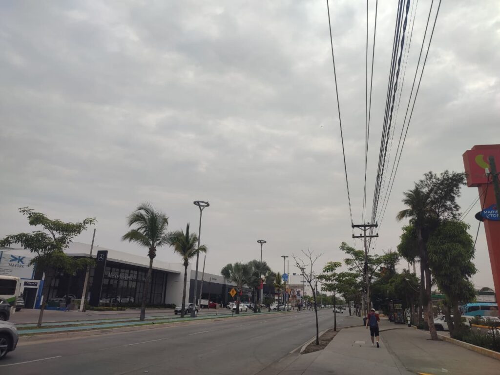 ¡No es neblina! Humo del incendio en el basurón cubre Mazatlán, Sinaloa y el olor a quemado llega hasta la Zona Dorada
