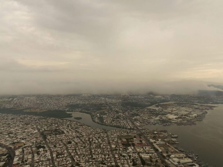 ¡No es neblina! Humo del incendio en el basurón cubre Mazatlán, Sinaloa y el olor a quemado llega hasta la Zona Dorada ¡No es neblina! Humo del incendio en el basurón cubre Mazatlán, Sinaloa y el olor a quemado llega hasta la Zona Dorada