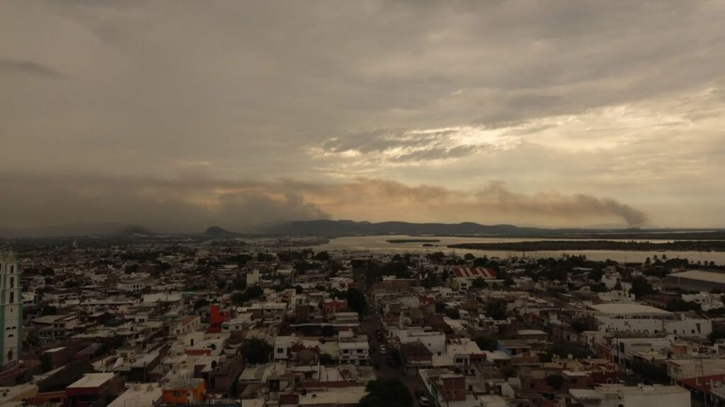 ¡No es neblina! Humo del incendio en el basurón cubre Mazatlán, Sinaloa y el olor a quemado llega hasta la Zona Dorada