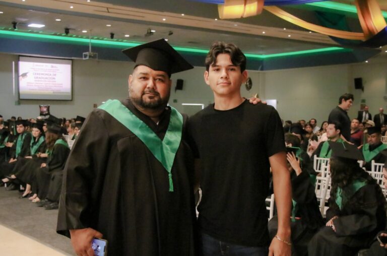 ¡Superación en familia! Padre e hijo concluyen la prepa juntos en Cobaes, en Culiacán, Sinaloa ¡Superación en familia! Padre e hijo concluyen la prepa juntos en Cobaes, en Culiacán, Sinaloa