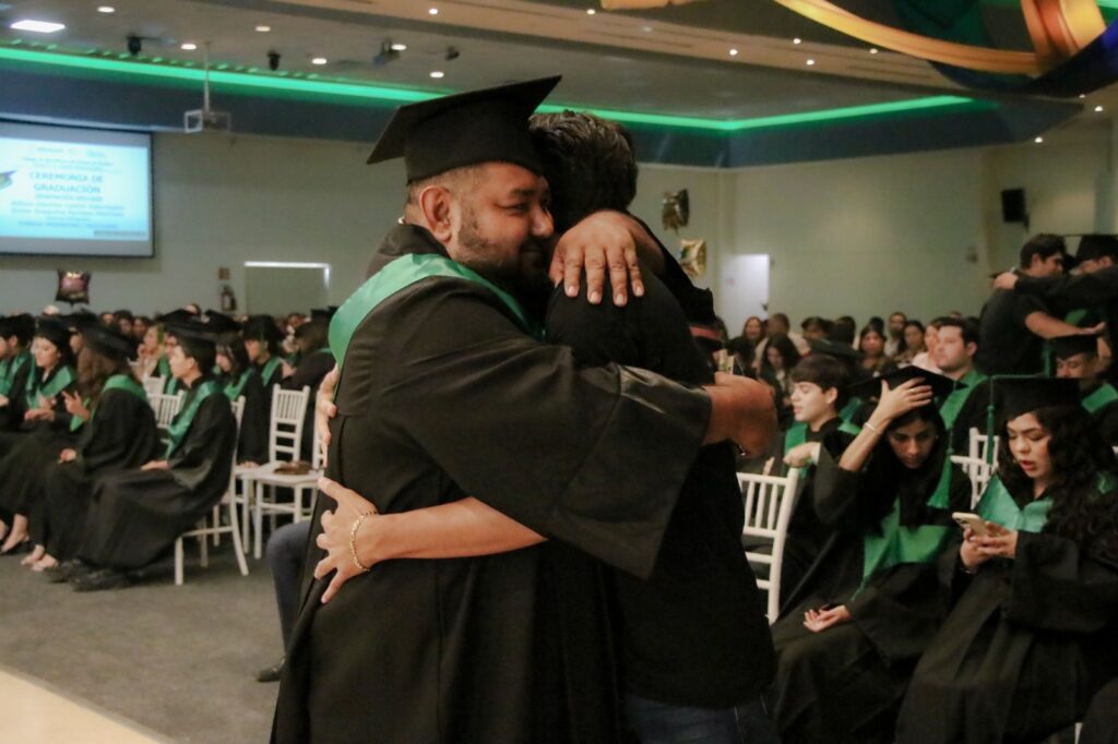 ¡Superación en familia! Padre e hijo concluyen la prepa juntos en Cobaes, en Culiacán, Sinaloa