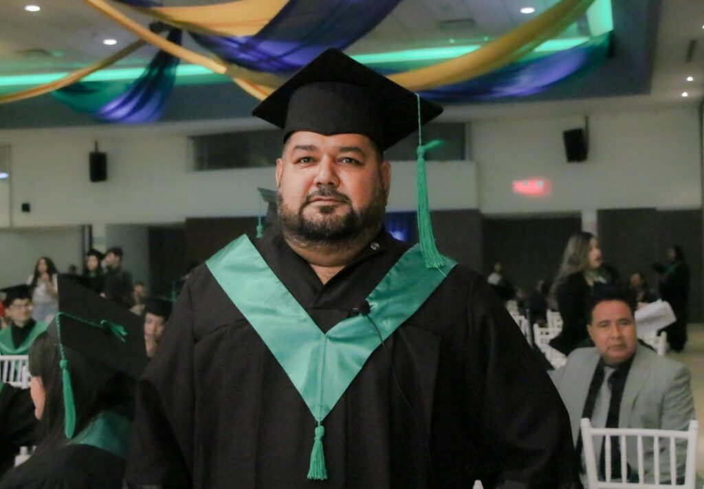 ¡Superación en familia! Padre e hijo concluyen la prepa juntos en Cobaes, en Culiacán, Sinaloa