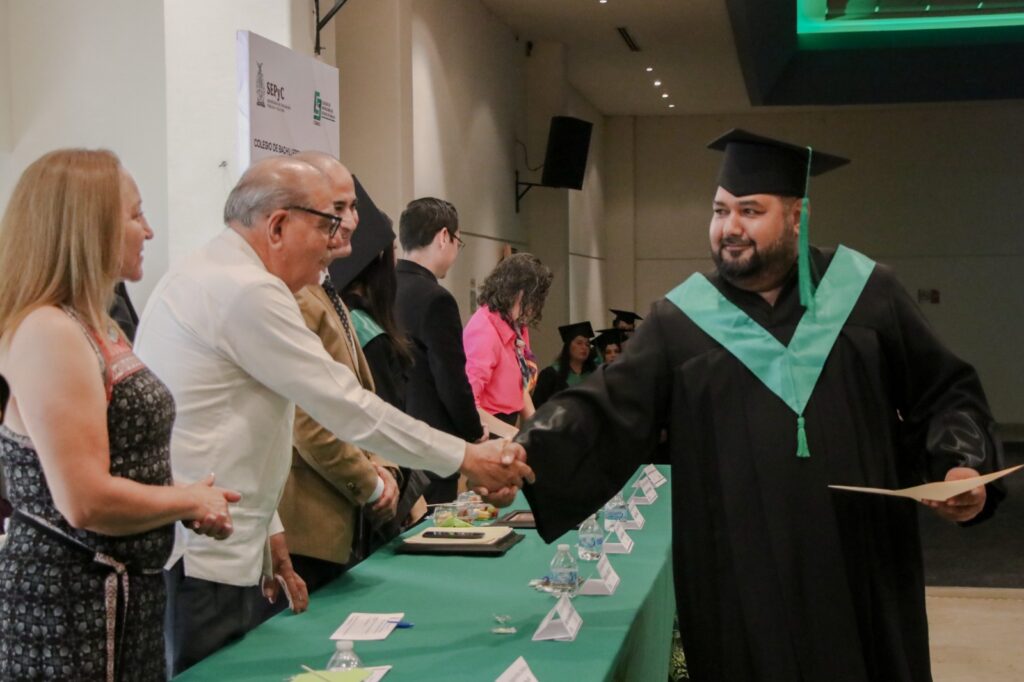 ¡Superación en familia! Padre e hijo concluyen la prepa juntos en Cobaes, en Culiacán, Sinaloa