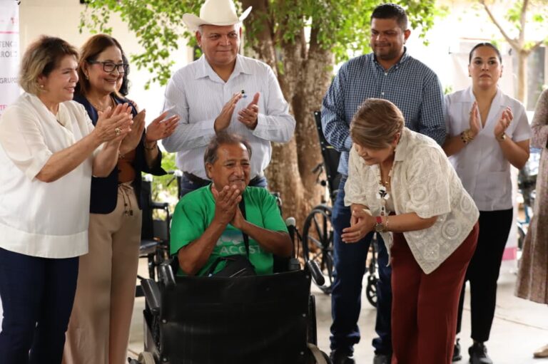 A sus 74 años y viviendo solo, don Julián recupera movilidad con una nueva silla de ruedas de DIF Sinaloa, en Guasave A sus 74 años y viviendo solo, don Julián recupera movilidad con una nueva silla de ruedas de DIF Sinaloa, en Guasave