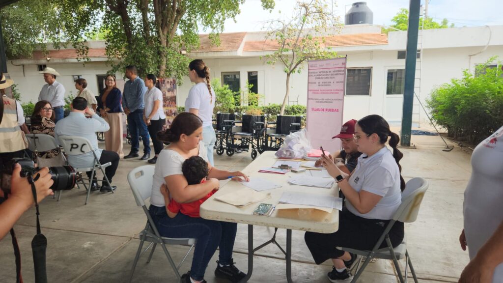 A sus 74 años y viviendo solo, don Julián recupera movilidad con una nueva silla de ruedas de DIF Sinaloa, en Guasave