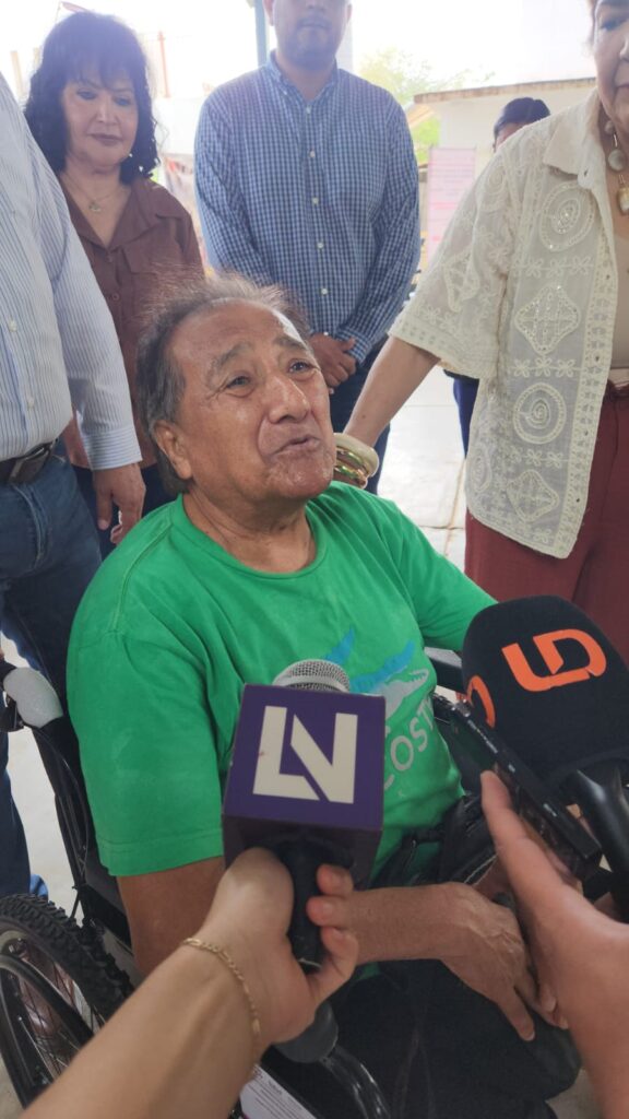 A sus 74 años y viviendo solo, don Julián recupera movilidad con una nueva silla de ruedas de DIF Sinaloa, en Guasave