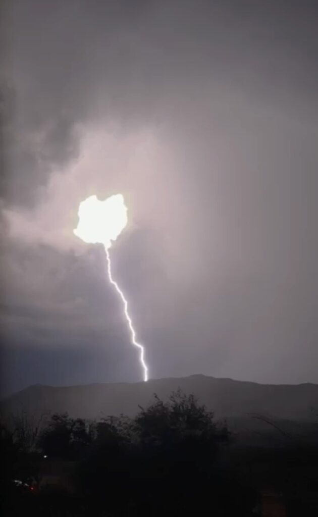Azota tremenda tormenta a Choix; desde el sábado no llovía con tal intensidad