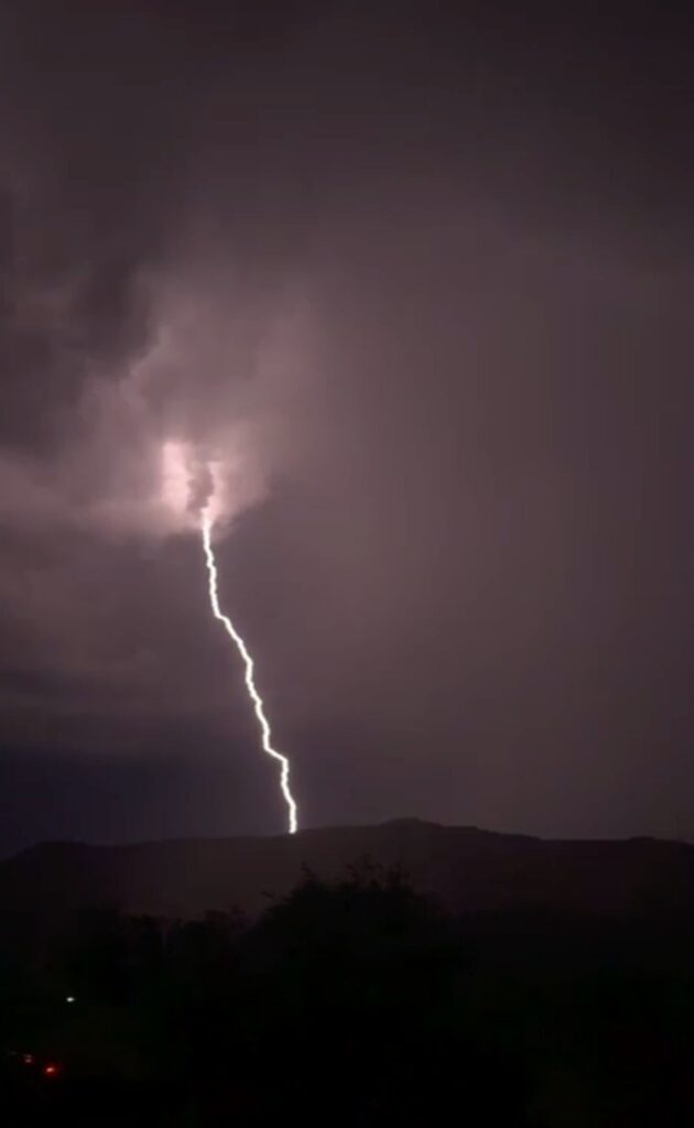 Azota tremenda tormenta a Choix; desde el sábado no llovía con tal intensidad