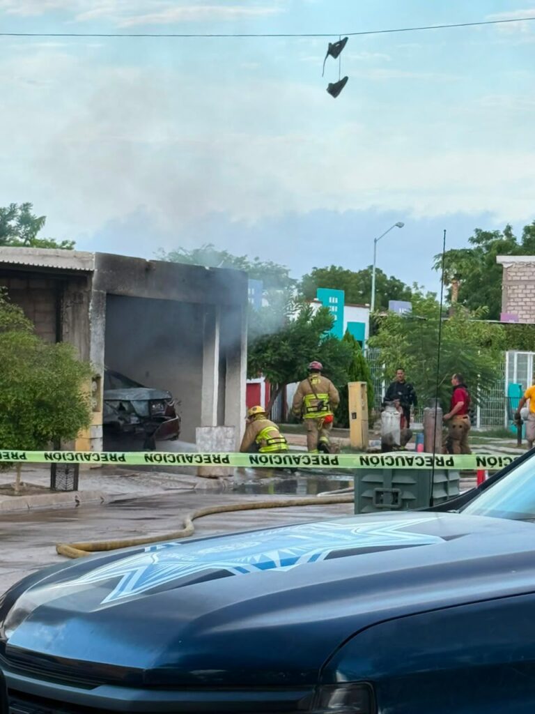 Explosión de tanques de gas provoca voraz incendio en vivienda de Valle Bonito; dos personas resultan lesionadas