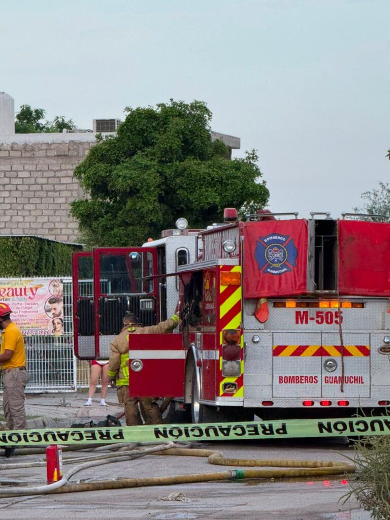 Explosión de tanques de gas provoca voraz incendio en vivienda de Valle Bonito; dos personas resultan lesionadas