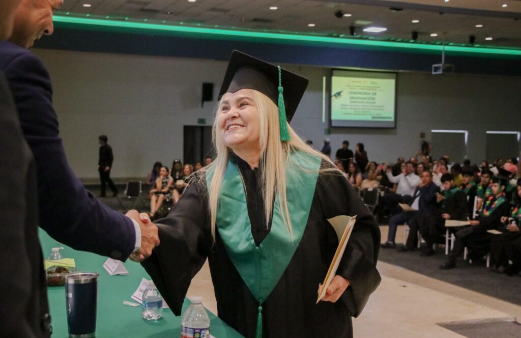 A sus 63 años de edad, Silvia concluye la prepa en Cobaes para cumplir su sueño de estudiar enfermería