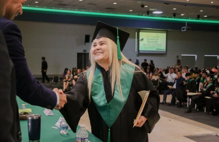 A sus 63 años de edad, Silvia concluye la prepa en Cobaes para cumplir su sueño de estudiar enfermería A sus 63 años de edad, Silvia concluye la prepa en Cobaes para cumplir su sueño de estudiar enfermería