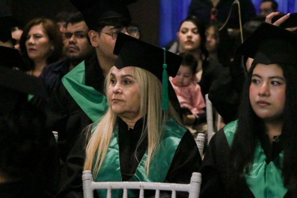 A sus 63 años de edad, Silvia concluye la prepa en Cobaes para cumplir su sueño de estudiar enfermería