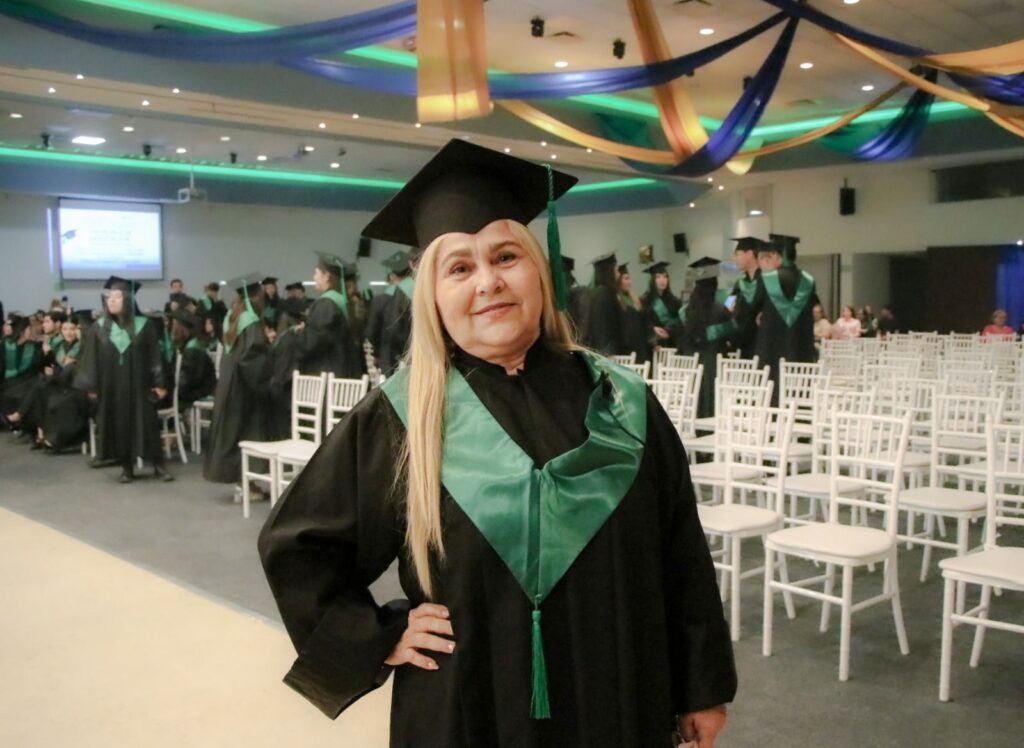 A sus 63 años de edad, Silvia concluye la prepa en Cobaes para cumplir su sueño de estudiar enfermería