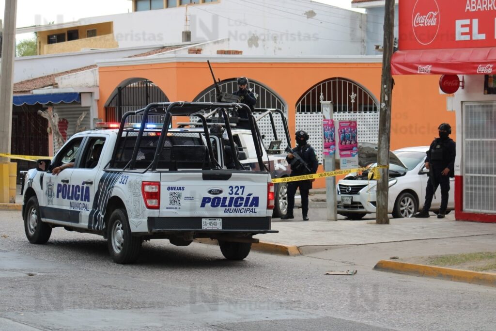 Persecución policial termina con vehículo abandonado en el fraccionamiento Mar de Cortés en Mazatlán, Sinaloa