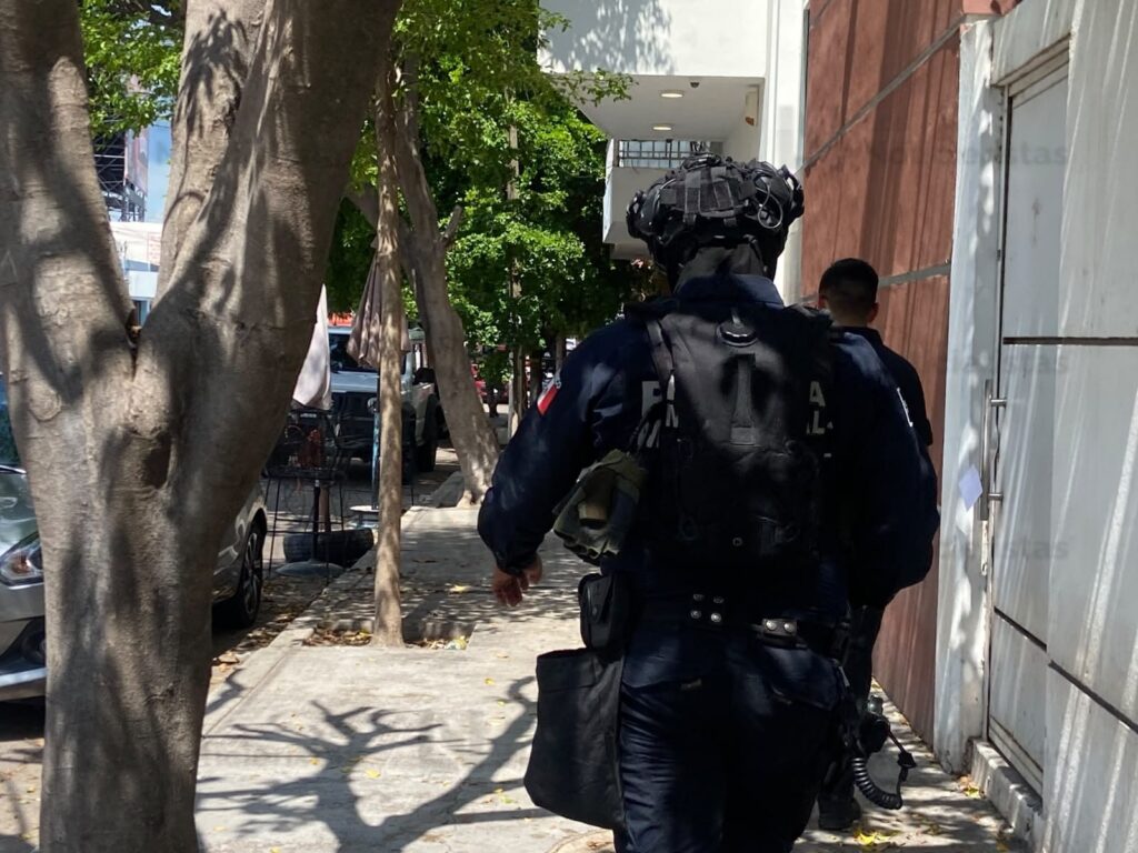 Atacan a balazos a un hombre por la calle Juárez, en la zona donde cambian dólares, en el Primer Cuadro de Culiacán, Sinaloa