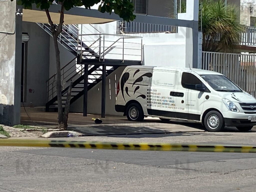 Atacan a balazos a un hombre por la calle Juárez, en la zona donde cambian dólares, en el Primer Cuadro de Culiacán, Sinaloa
