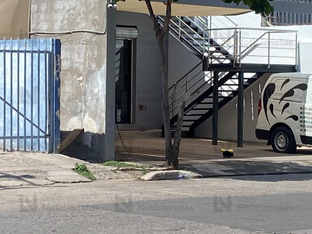 Atacan a balazos a un hombre por la calle Juárez, en la zona donde cambian dólares, en el Primer Cuadro de Culiacán, Sinaloa Atacan a balazos a un hombre por la calle Juárez, en la zona donde cambian dólares, en el Primer Cuadro de Culiacán, Sinaloa