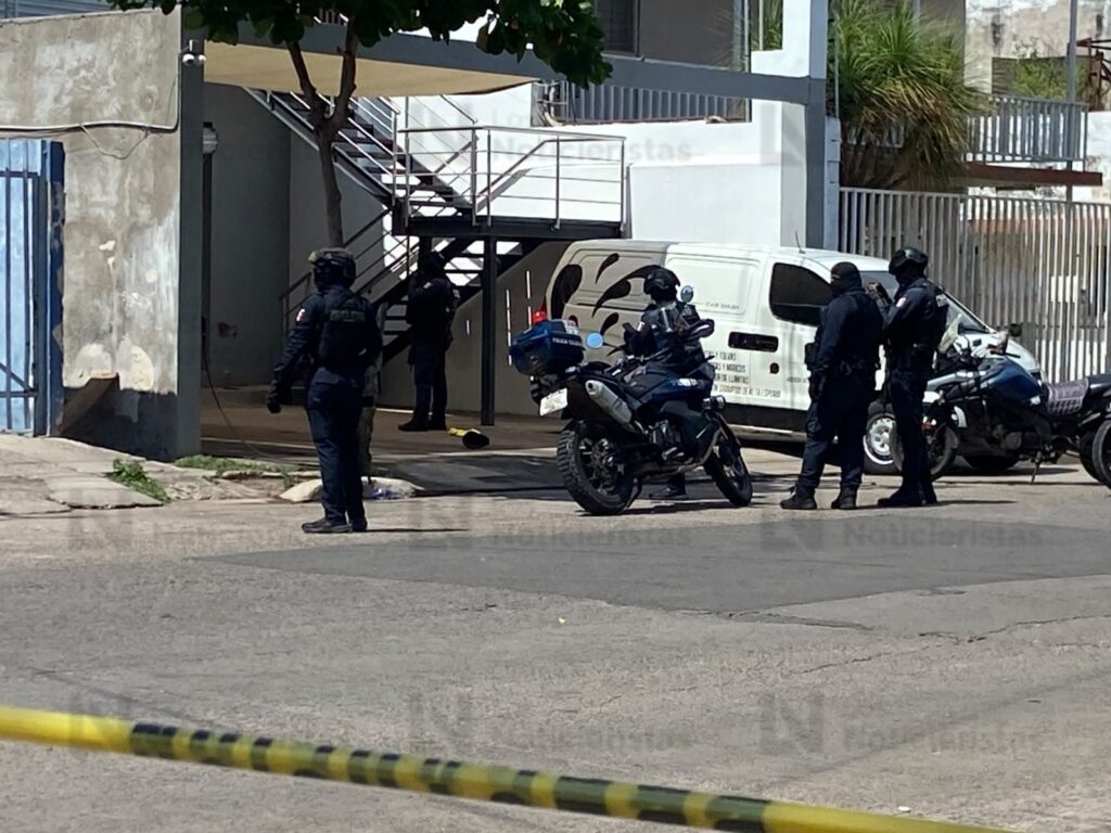 Atacan a balazos a un hombre por la calle Juárez, en la zona donde cambian dólares, en el Primer Cuadro de Culiacán, Sinaloa