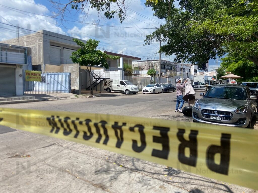 Atacan a balazos a un hombre por la calle Juárez, en la zona donde cambian dólares, en el Primer Cuadro de Culiacán, Sinaloa