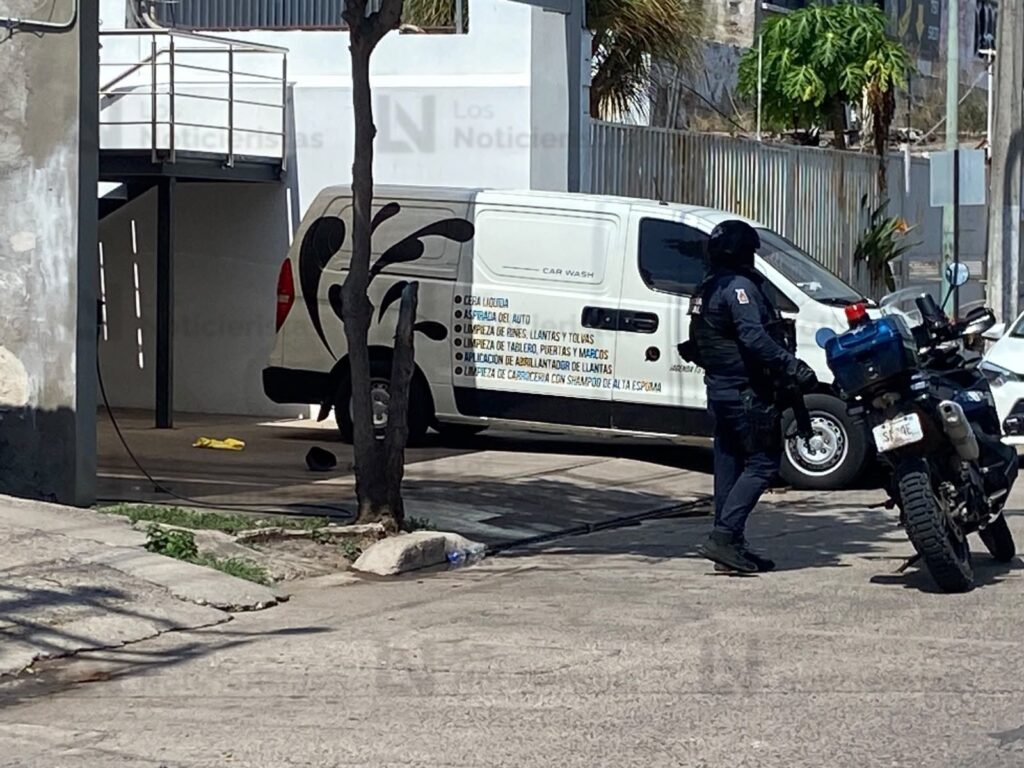 Atacan a balazos a un hombre por la calle Juárez, en la zona donde cambian dólares, en el Primer Cuadro de Culiacán, Sinaloa