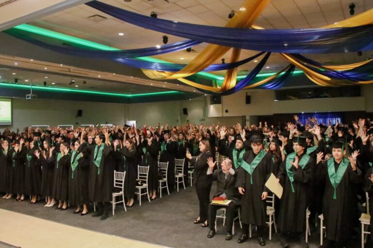 Egresa de Cobaes generación de alumnos que aprendió Lengua de Señas Mexicana para incluir a compañeros con discapacidad auditiva