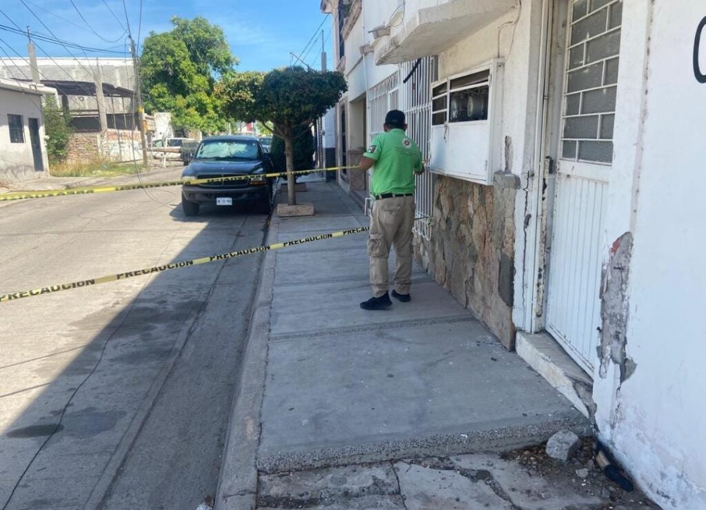 Cae poste de la CFE y deja sin luz a vecinos del sector centro de Los Mochis, Sinaloa