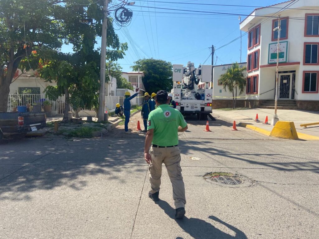 Cae poste de la CFE y deja sin luz a vecinos del sector centro de Los Mochis, Sinaloa