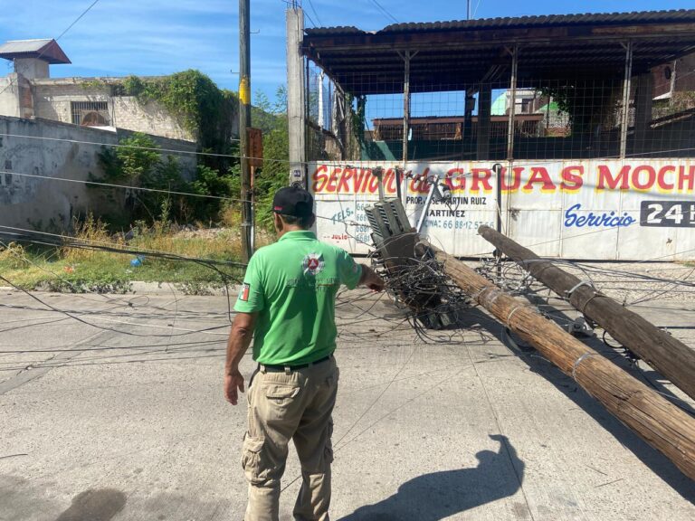 Cae poste de la CFE y deja sin luz a vecinos del sector centro de Los Mochis, Sinaloa Cae poste de la CFE y deja sin luz a vecinos del sector centro de Los Mochis, Sinaloa