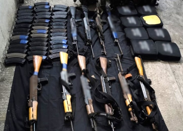 Capturan a 10 presuntos integrantes de una célula delictiva en Escuinapa con armas, explosivos y equipo táctico