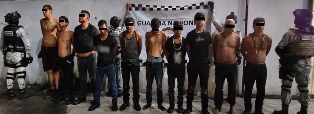 Capturan a 10 presuntos integrantes de una célula delictiva en Escuinapa con armas, explosivos y equipo táctico